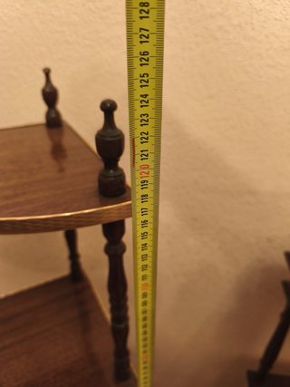 Esquinero de madera marrón