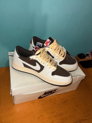 Zapatillas Jordan Marrones y Blancas