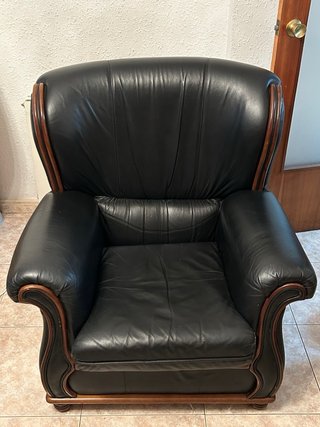 Sillón individual de piel y madera