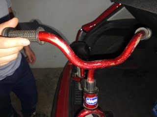 Bicicleta roja infantil sin pedales