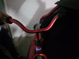 Bicicleta roja infantil sin pedales
