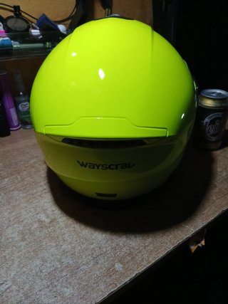 Casco modular de moto amarillo