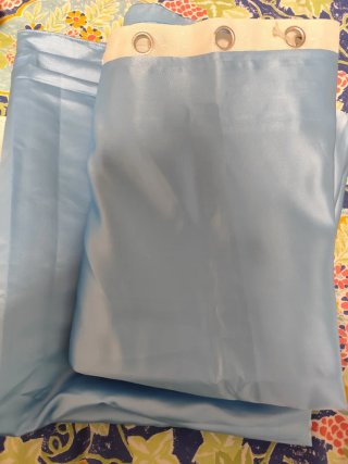 Cortina azul satinada con ojales