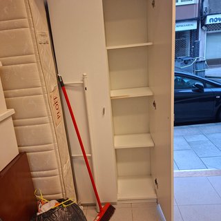 Mueble blanco y rojo