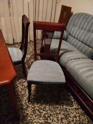 Mesa y 4 sillas de comedor