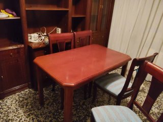 Mesa y 4 sillas de comedor