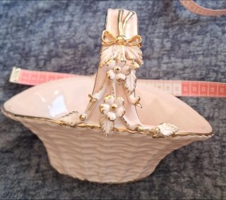 Cesta de cerámica rosa y dorada