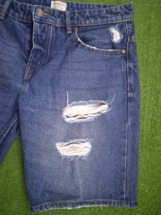 Pantalón corto vaquero Pull and Bear agujeros T42