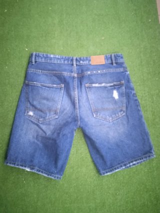 Pantalón corto vaquero Pull and Bear agujeros T42