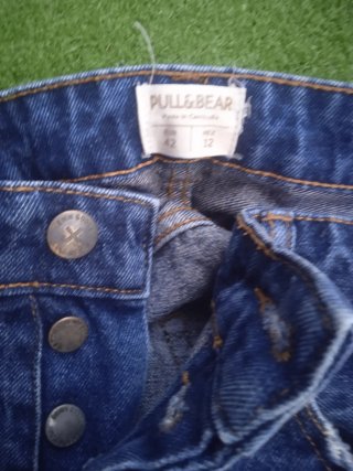 Pantalón corto vaquero Pull and Bear agujeros T42