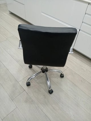 Silla de escritorio negra con ruedas.
