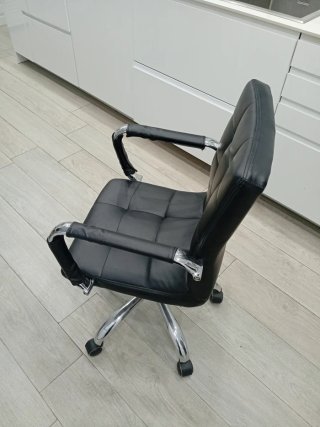 Silla de escritorio negra con ruedas.