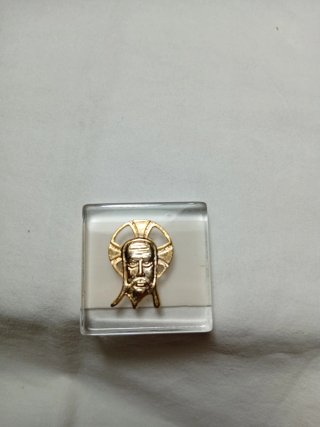 Santa Faz en metal dorado sobre vidrio para coche