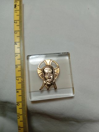 Santa Faz en metal dorado sobre vidrio para coche