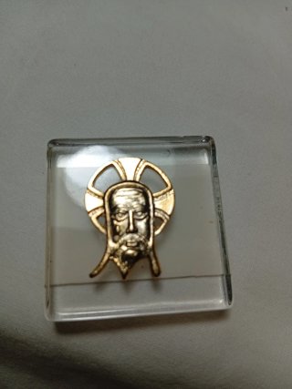 Santa Faz en metal dorado sobre vidrio para coche