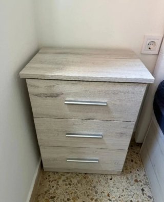 Cómoda de madera con tiradores plateados