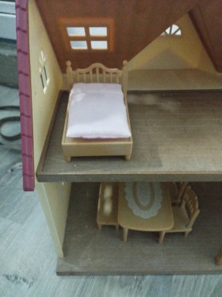 Casa Sylvanian Families con accesorios.