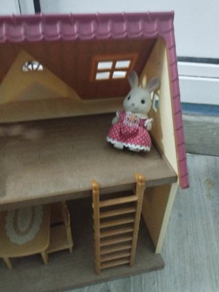 Casa Sylvanian Families con accesorios.