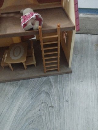 Casa Sylvanian Families con accesorios.