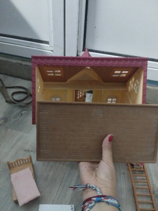Casa Sylvanian Families con accesorios.