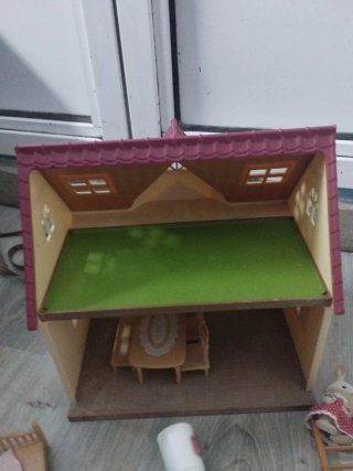 Casa Sylvanian Families con accesorios.
