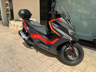 Kymco DTX 360 2023 Negra/Naranja. Baúl y portamovi
