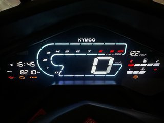 Kymco DTX 360 2023 Negra/Naranja. Baúl y portamovi