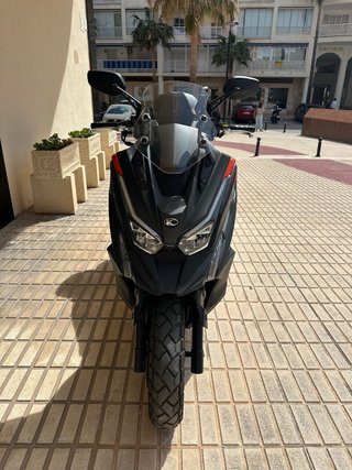 Kymco DTX 360 2023 Negra/Naranja. Baúl y portamovi