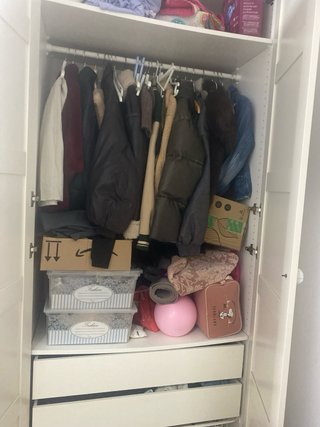 Armario blanco con puertas de espejo