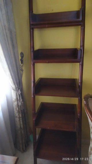 Estantería de madera inclinada