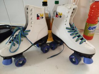 Patines blancos con cordones azules y amarillos