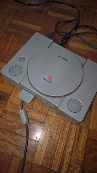 PlayStation 1 (PS1) grigia con controller