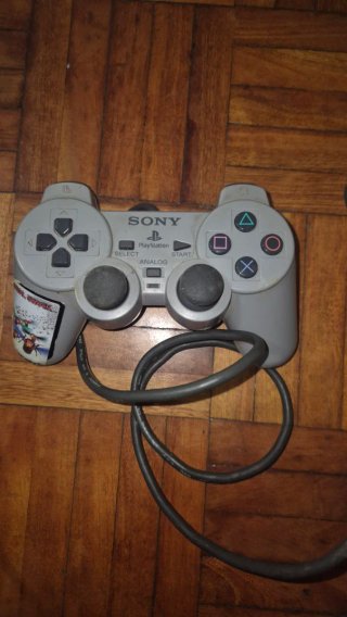 PlayStation 1 (PS1) grigia con controller