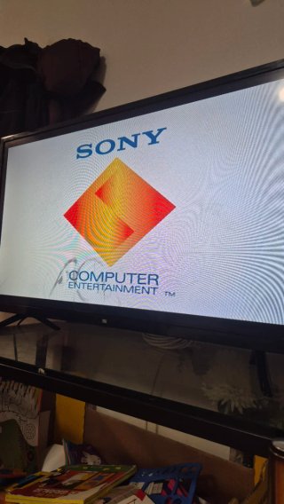 PlayStation 1 (PS1) grigia con controller