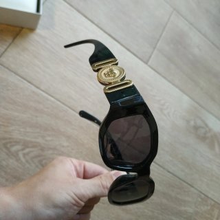 Gafas de sol Versace negras y doradas