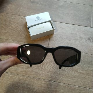 Gafas de sol Versace negras y doradas