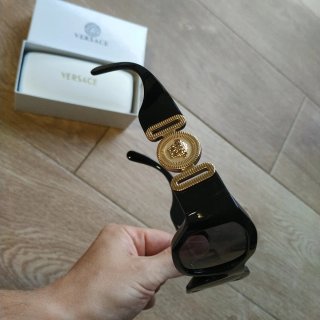 Gafas de sol Versace negras y doradas