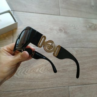 Gafas de sol Versace negras y doradas