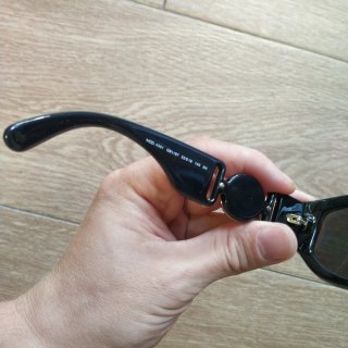 Gafas de sol Versace negras y doradas