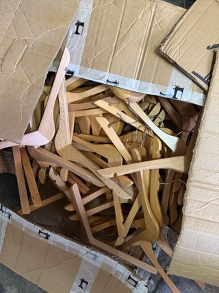 Lote de perchas de madera 85 x 25€