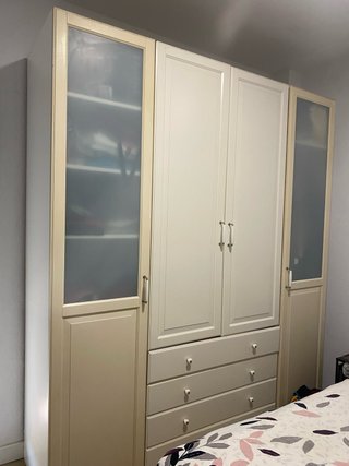 Armario modular beige y blanco