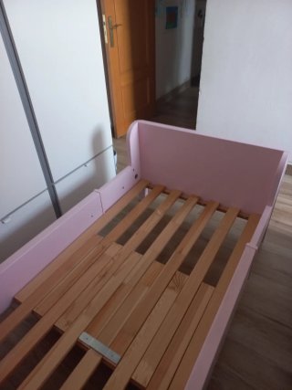 Cama extensible rosa IKEA con colchón