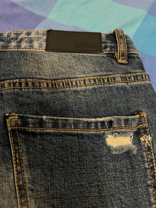 Pantalón vaquero AMICCI azul con tiras blancas