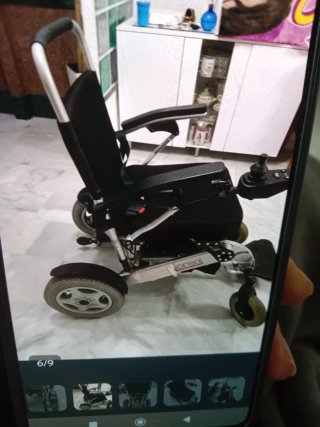 Silla de ruedas eléctrica negra