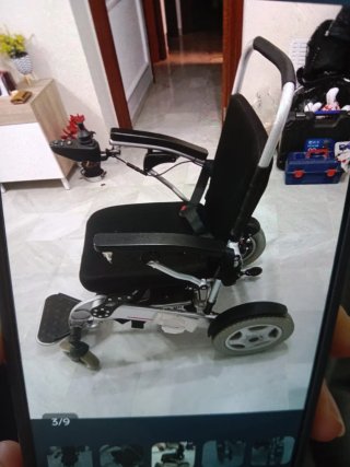 Silla de ruedas eléctrica negra
