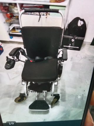 Silla de ruedas eléctrica negra
