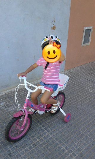 Bicicleta infantil rosa con ruedines