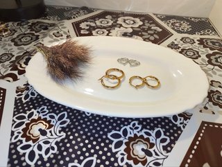 Pendientes dorados y plateados