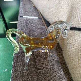 Caballo de cristal dorado