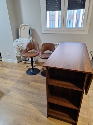 Mesa alta y 2 taburetes